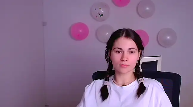 Snapshot of Loon_Amore chatting on 02/16/25, 11:05 Loon Amore online show from 02/16/25, 11:05