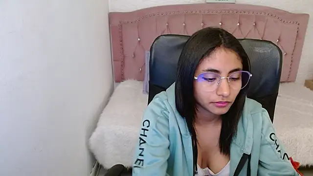 Snapshot of shaneelle chatting on 02/06/25, 06:08 shaneelle online show from 02/06/25, 06:08