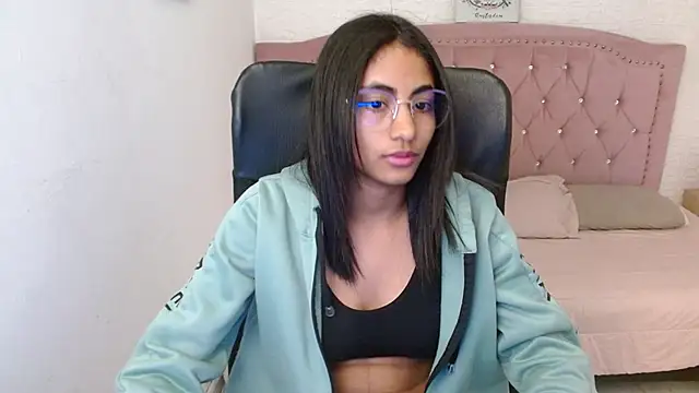 Snapshot of shaneelle chatting on 02/13/25, 06:20 shaneelle online show from 02/13/25, 06:20