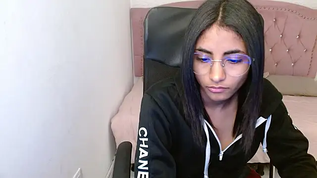 Snapshot of shaneelle chatting on 02/14/25, 06:12 shaneelle online show from 02/14/25, 06:12