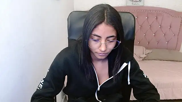 Snapshot of shaneelle chatting on 02/14/25, 09:13 shaneelle online show from 02/14/25, 09:13