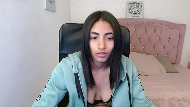 Snapshot of shaneelle chatting on 02/17/25, 03:15 shaneelle online show from 02/17/25, 03:15