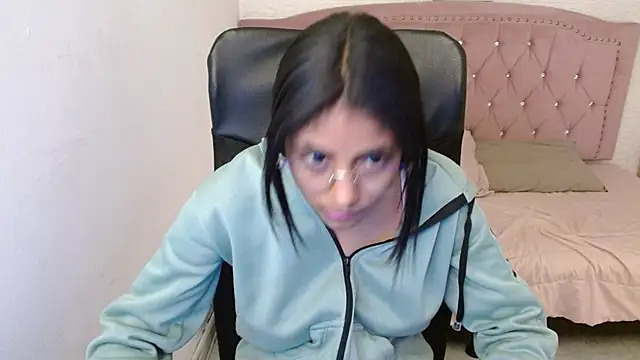 Snapshot of shaneelle chatting on 02/18/25, 09:21 shaneelle online show from 02/18/25, 09:21