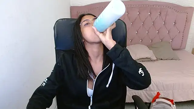 Snapshot of shaneelle chatting on 02/20/25, 06:06 shaneelle online show from 02/20/25, 06:06