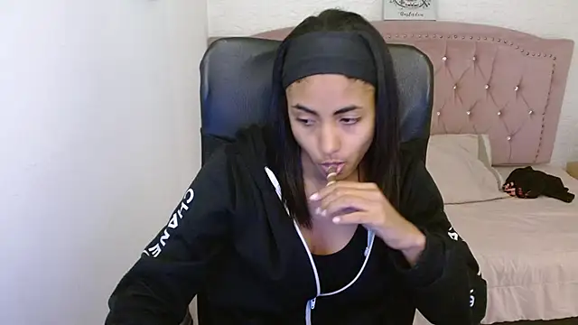 Snapshot of shaneelle chatting on 03/07/25, 06:13 shaneelle online show from 03/07/25, 06:13