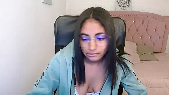 Snapshot of shaneelle chatting on 03/11/25, 06:10 shaneelle online show from 03/11/25, 06:10