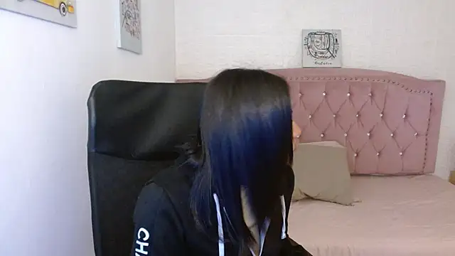 Snapshot of shaneelle chatting on 03/12/25, 03:02 shaneelle online show from 03/12/25, 03:02