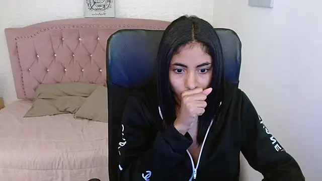 Snapshot of shaneelle chatting on 03/17/25, 09:12 shaneelle online show from 03/17/25, 09:12