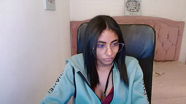 Snapshot of shaneelle chatting on 03/22/25, 09:34 shaneelle online show from 03/22/25, 09:34