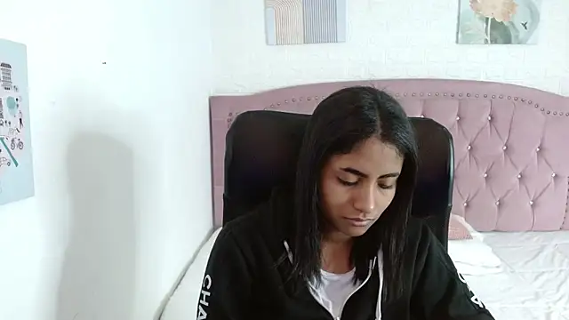 Snapshot of shaneelle chatting on 09/15/25, 03:06 shaneelle online show from 09/15/25, 03:06