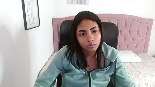 Snapshot of shaneelle chatting on 10/15/25, 03:17 shaneelle online show from 10/15/25, 03:17