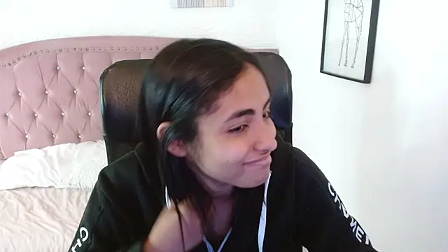 Snapshot of shaneelle chatting on 11/08/25, 03:12 shaneelle online show from 11/08/25, 03:12