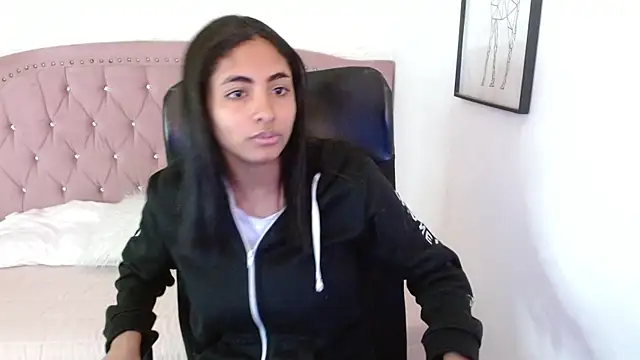 Snapshot of shaneelle chatting on 11/11/25, 03:06 shaneelle online show from 11/11/25, 03:06