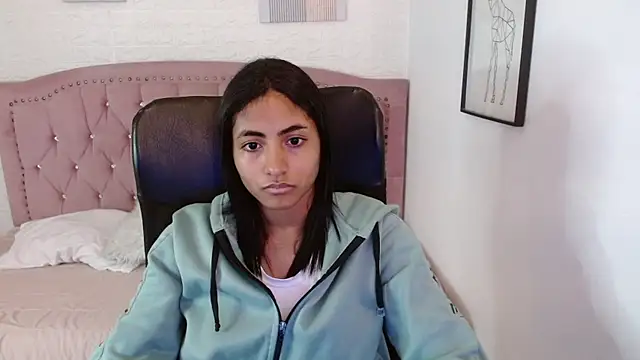 Snapshot of shaneelle chatting on 11/12/25, 03:29 shaneelle online show from 11/12/25, 03:29