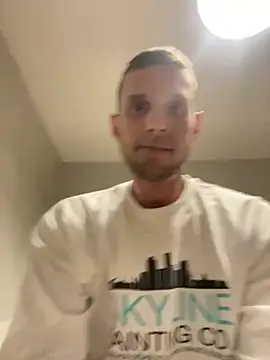 Snapshot of Camcam21 chatting on 03/08/25, 06:32 Camcam21 online show from 03/08/25, 06:32