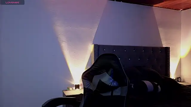 Snapshot of cristal_hilton_10 chatting on 11/19/25, 04:12 cristal hilton 10 online show from 11/19/25, 04:12