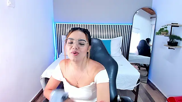 Stacey white  online show from 03/01/26, 02:30