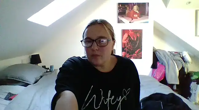 Snapshot of scrummymummy2 chatting on 12/19/24, 01:29 scrummymummy2 online show from 12/19/24, 01:29