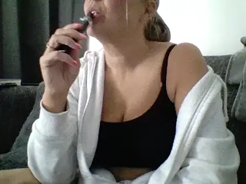 Snapshot of scrummymummy2 chatting on 09/23/25, 12:08 scrummymummy2 online show from 09/23/25, 12:08