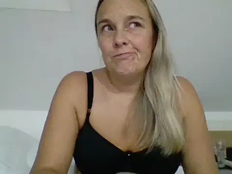 Snapshot of scrummymummy2 chatting on 11/23/25, 09:36 scrummymummy2 online show from 11/23/25, 09:36