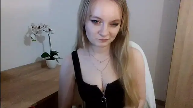 Snapshot of AlmaHoney chatting on 02/04/25, 12:08 AlmaHoney online show from 02/04/25, 12:08