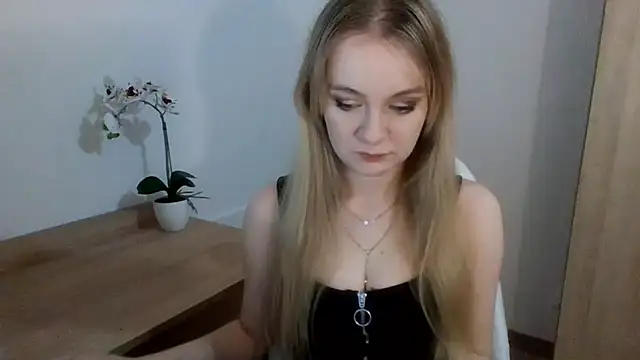 Snapshot of AlmaHoney chatting on 02/04/25, 04:08 AlmaHoney online show from 02/04/25, 04:08