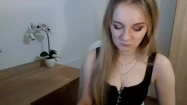 Snapshot of AlmaHoney chatting on 02/04/25, 07:11 AlmaHoney online show from 02/04/25, 07:11