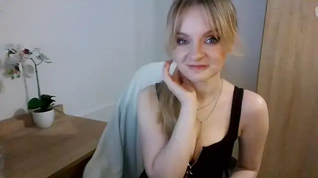 Snapshot of AlmaHoney chatting on 03/07/25, 12:15 AlmaHoney online show from 03/07/25, 12:15