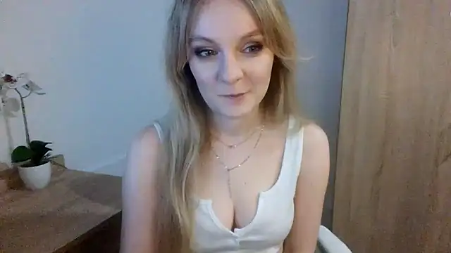 Snapshot of AlmaHoney chatting on 03/17/25, 07:15 AlmaHoney online show from 03/17/25, 07:15