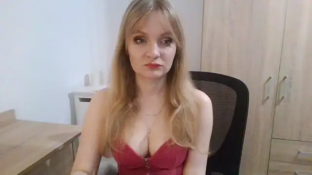 Snapshot of AlmaHoney chatting on 10/15/25, 08:31 AlmaHoney online show from 10/15/25, 08:31