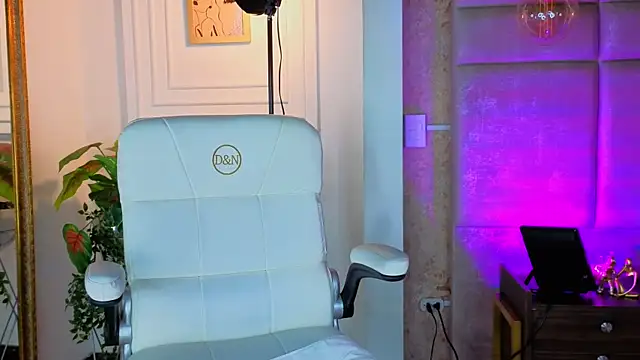 AlessiaLondon online show from 07/20/26, 10:07