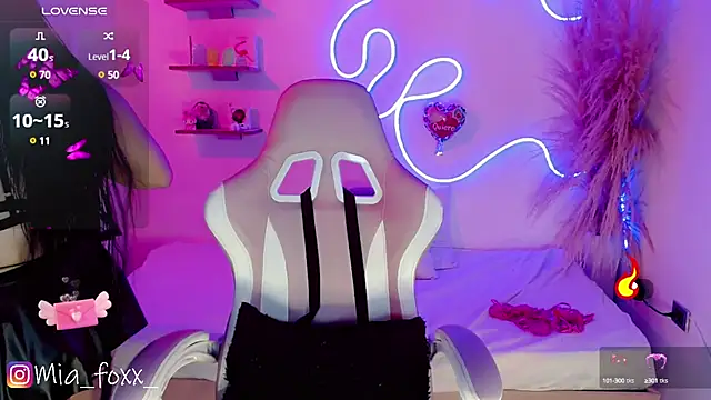 Snapshot of Mia_foxx_ chatting on 03/07/25, 09:06 Mia foxx online show from 03/07/25, 09:06