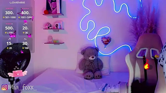 Snapshot of Mia_foxx_ chatting on 03/12/25, 09:03 Mia foxx online show from 03/12/25, 09:03