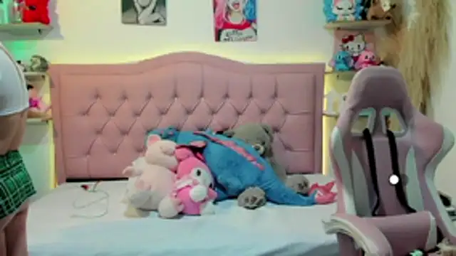 Snapshot of Mia_foxx_ chatting on 11/15/25, 08:05 Mia foxx online show from 11/15/25, 08:05