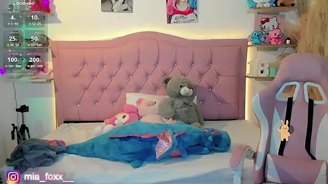 Snapshot of Mia_foxx_ chatting on 11/20/25, 09:03 Mia foxx online show from 11/20/25, 09:03