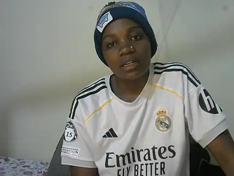 Snapshot of beauty_petite chatting on 12/18/25, 12:27 beauty petite online show from 12/18/25, 12:27