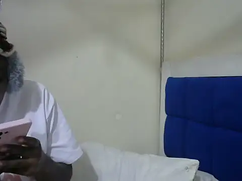 Snapshot of beauty_petite chatting on 02/22/26, 06:02 beauty petite online show from 02/22/26, 06:02