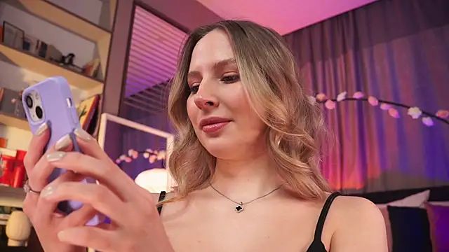 Snapshot of AnnLevine chatting on 03/08/25, 06:10 AnnLevine online show from 03/08/25, 06:10