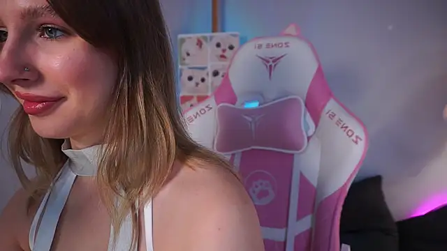 Snapshot of AnnLevine chatting on 11/14/25, 02:16 AnnLevine online show from 11/14/25, 02:16