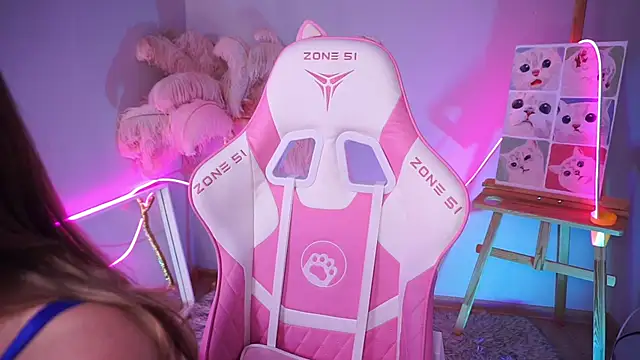 Snapshot of AnnLevine chatting on 12/03/25, 02:04 AnnLevine online show from 12/03/25, 02:04