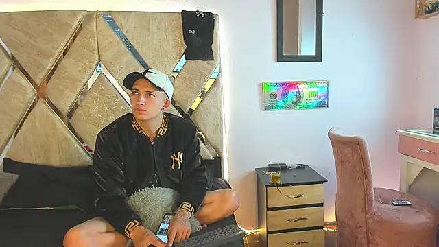 parejacaliente20154 online show from 11/12/25, 08:59