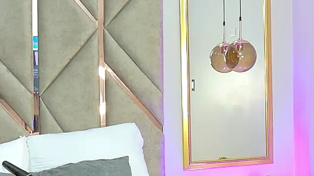 Snapshot of Emma-Conti chatting on 03/04/25, 12:44 Emma-Conti online show from 03/04/25, 12:44