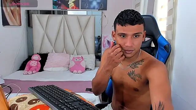 Snapshot of Backsex_boy chatting on 02/07/25, 06:34 Backsex boy online show from 02/07/25, 06:34