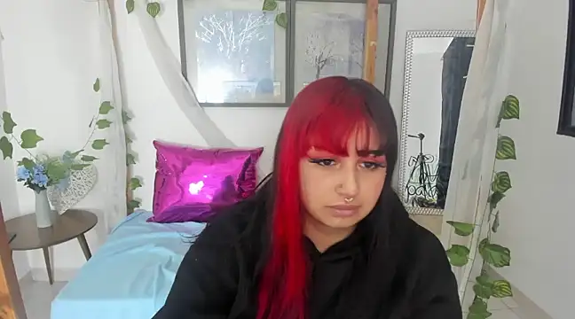 Snapshot of lussyevans24 chatting on 02/08/25, 10:29 lussyevans24 online show from 02/08/25, 10:29