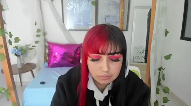 Snapshot of lussyevans24 chatting on 02/09/25, 08:33 lussyevans24 online show from 02/09/25, 08:33