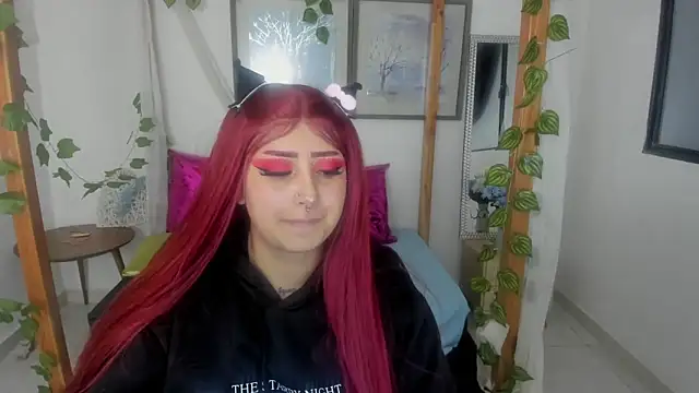 Snapshot of lussyevans24 chatting on 02/26/25, 10:04 lussyevans24 online show from 02/26/25, 10:04