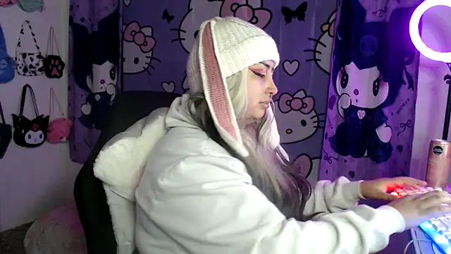 Snapshot of lussyevans24 chatting on 09/17/25, 06:15 lussyevans24 online show from 09/17/25, 06:15