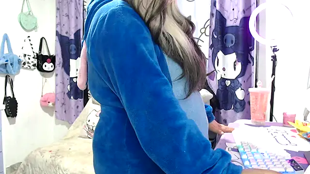 Snapshot of lussyevans24 chatting on 11/17/25, 03:12 lussyevans24 online show from 11/17/25, 03:12