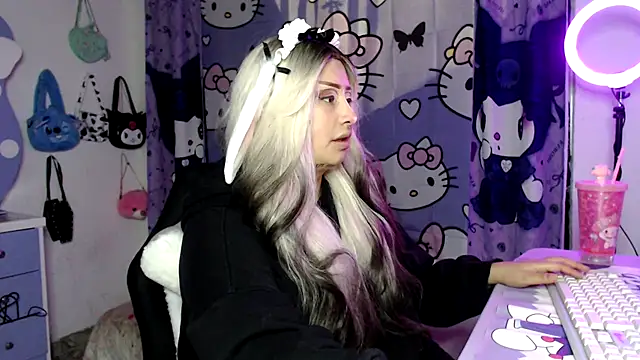 Snapshot of lussyevans24 chatting on 11/22/25, 04:44 lussyevans24 online show from 11/22/25, 04:44