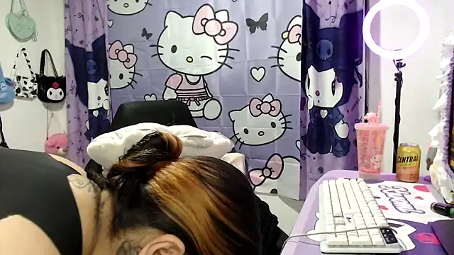 Snapshot of lussyevans24 chatting on 11/23/25, 04:34 lussyevans24 online show from 11/23/25, 04:34